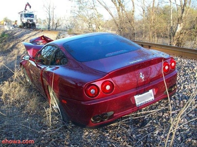Ferrari столкнулась с поездом (8 фото)