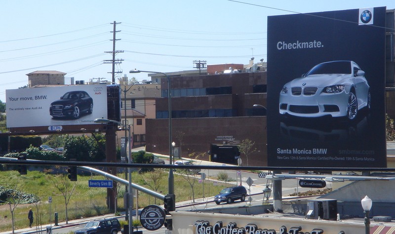 10 апреля креативными силами агентства Juggernaut Advertising концерн BMW нанесли ответный сокрушающий удар: прямо напротив биллборда Audi на противоположной стороне проспекта появился биллборд BMW M3 со слоганом «Checkmate»/Мат.