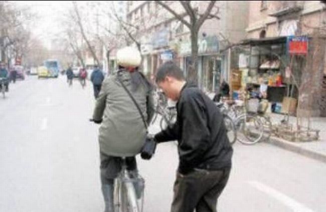 Как работают карманники в Китае (19 фото)