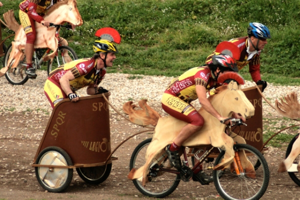 Гонки на велоколесницах в Риме (5 фото)