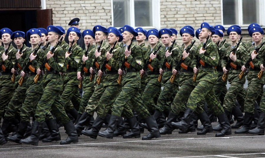 Солдаты Кремлёвского полка перед присягой. Полк входит в состав Федеральной службы охраны и имеет статус спецслужбы. Подчиняется непосредственно Президенту РФ.