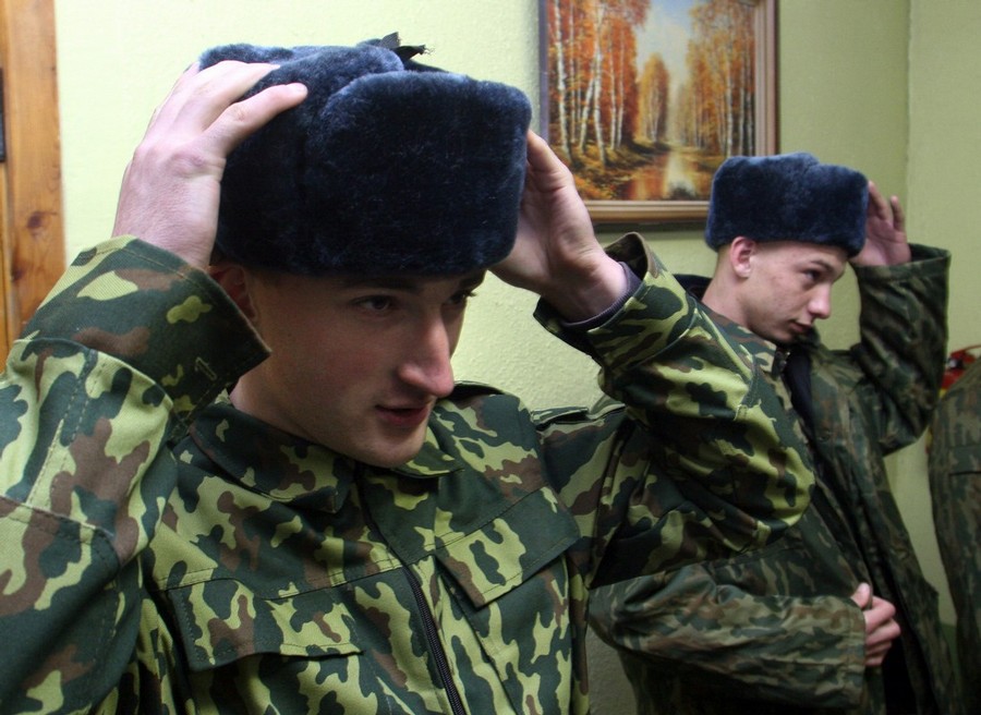 А эти парни из Белоруссии. И сегодня их первый день в армии.