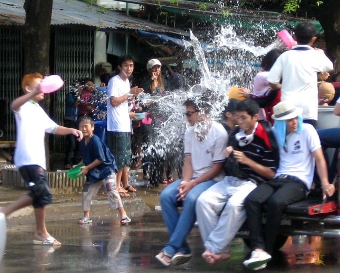 Фестиваль Сонгкран или тайский водный Новый Год (22 фото)