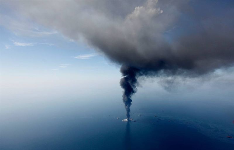 Столп дыма от пожара на буровой установке «Deepwater Horizon» в Мексиканском заливе, загоревшемся 21 апреля. Платформа находится в 64 км от берега Луизианы.