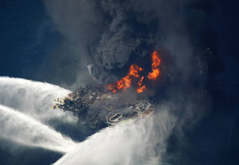 Буровая вышка «Deepwater Horizon» горит на воде.
