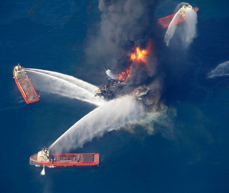 Пожарные катера тушат огонь на вышке «Deepwater Horizon».