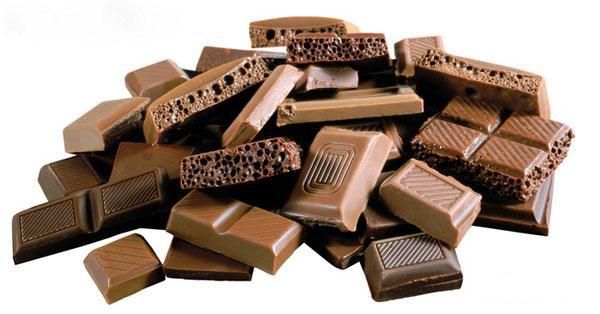 Шоколад    Сладости сладостям рознь. Да и шоколад шоколаду тоже. С одной стороны, в нём достаточно много сахара и жира, с другой – жиры эти растительные, а значит невредные, и даже полезные для сердца.  Но на этом аргументы «за» шоколад не заканчиваются. В исходном сырье для этого продукта – какао-масле – полно веществ, оказывающих благотворное действие на многие органы и системы организма. Например, теобромин успокаивает и оздоравливает нервы; особый вид антиоксидантов защищает кожу от преждевременного старения; а гормоны серотонин и дофамин, на выработку которых также влияет шоколад, регулируют наше настроение и повышают работоспособность мозга. Некоторые врачи даже советуют его в качестве антидепрессанта, а учёные из Университета Копенгагена уверяют, что с помощью шоколада можно… похудеть. Согласно их исследованию, этот продукт замедляет пищеварение – если съесть кусочек перед обедом, в итоге вы потребите меньше калорий и дольше сохраните чувство сытости.  Важно! Поскольку основная польза шоколада кроется в какао-бобах, потреблять стоит продукт с максимальным их содержанием. Ищите горькие шоколадки (от 65% какао и выше – это должно быть написано на упаковке), а также продукт с указанием какао-массы в составе. В молочном шоколаде какао всего 20-35% и больше животных – отнюдь не полезных – жиров. В белом шоколаде какао нет вообще.