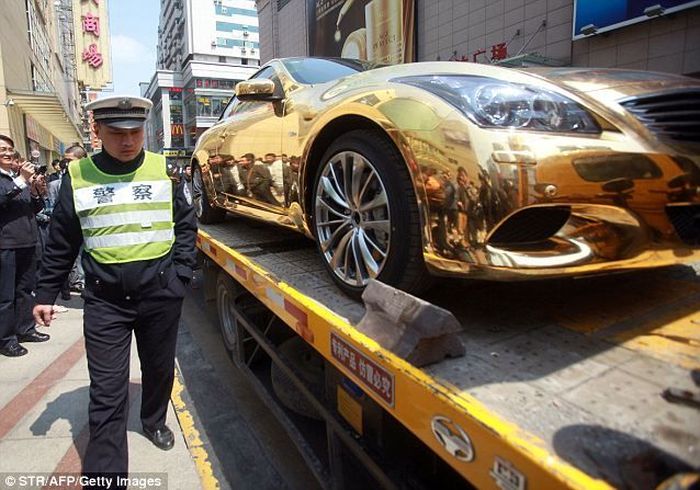 Полиция конфисковала машину из чистого золота (6 фото)