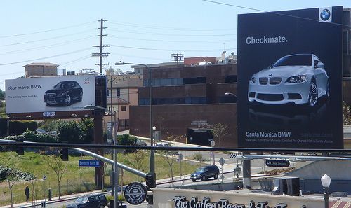 "Проспект Santa Monica представляет собой своеобразный коридор между Beverly Hills и Santa Monica с высокой степенью интенсивности дорожного движения, - поясняет представитель Santa Monica BMW Del Montell, Jr. - увидев вызывающий биллборд Audi мы просто не могли не воспользоваться уникальным географическим расположением и не принять вызов".