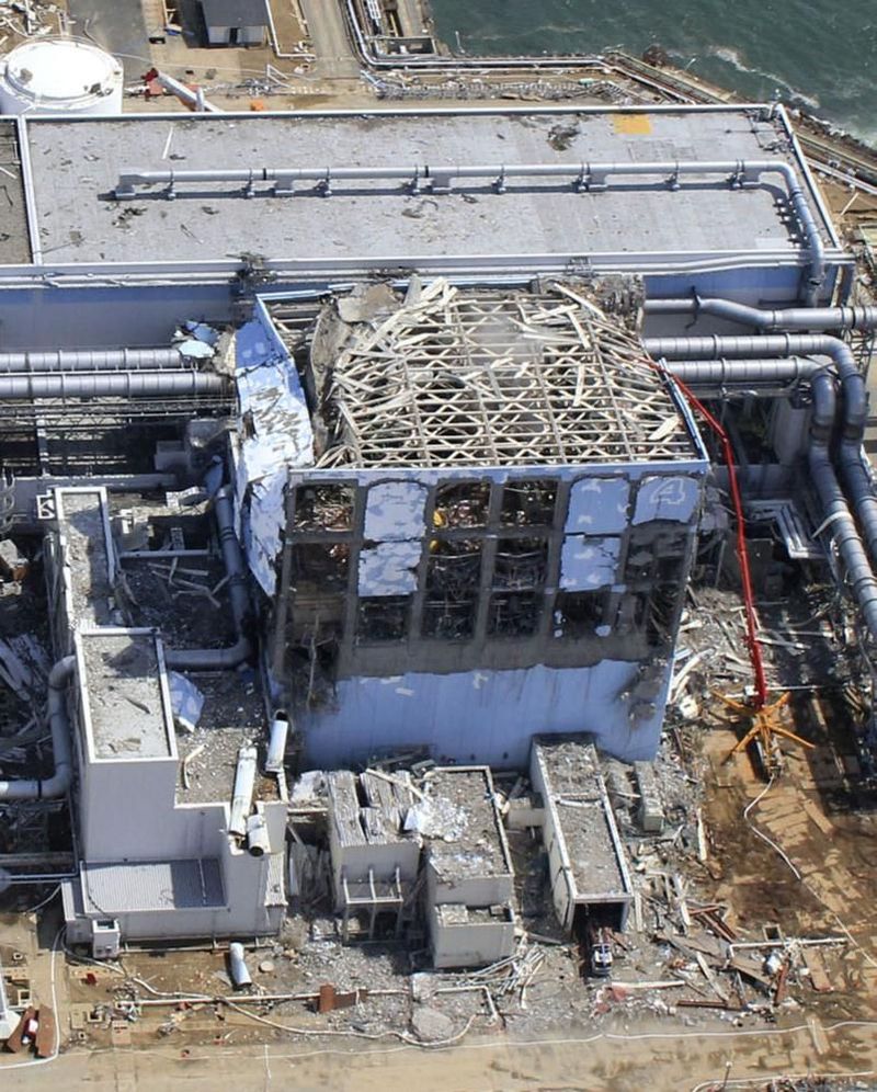 АЭС Фукусима-1: Вид сверху (10 фото)