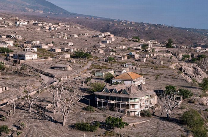 Город после извержения вулкана (40 фото)