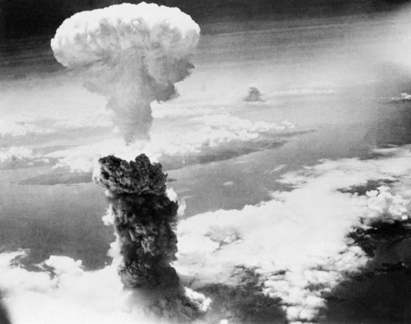  Огромный столб дыма поднимается в воздух после взрыва второй атомной бомбы в портовом городе Нагасаки 9 августа 1945 года. В результате взрыва бомбы, сброшенной бомбардировщиком военно-воздушных сил армии США B-29 Bockscar, сразу же погибло более 70 тысяч человек, ещё десятки тысяч умерли впоследствии в результате облучения.