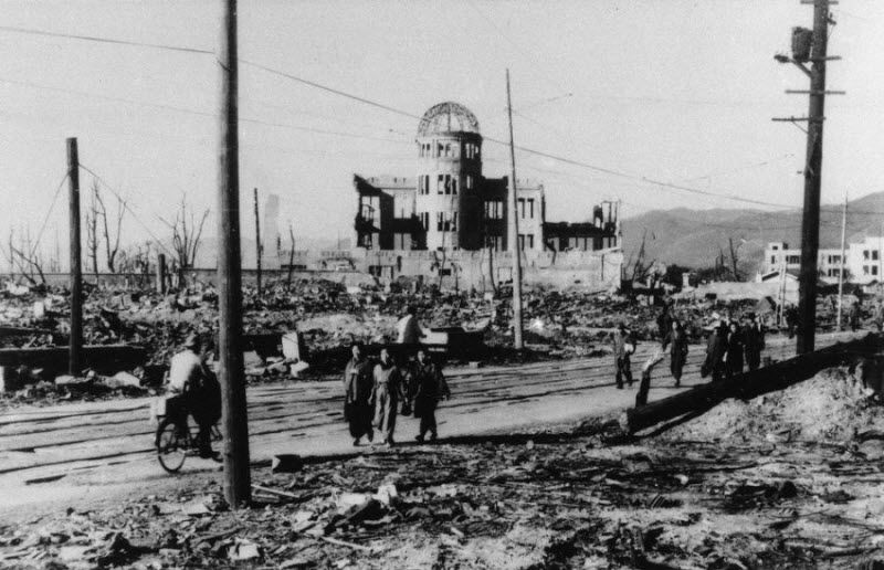 Территория вокруг Саньо-Шорай-Кан (Центра содействия торговле) в Хиросиме превратилась в развалины после взрыва атомной бомбы в 100 метрах отсюда в 1945 году.