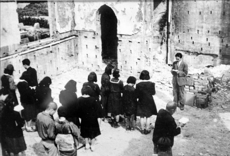 Служба в протестантской церкви Нагарекава после того, как атомная бомба разрушила церковь в Хиросиме, 1945 год.