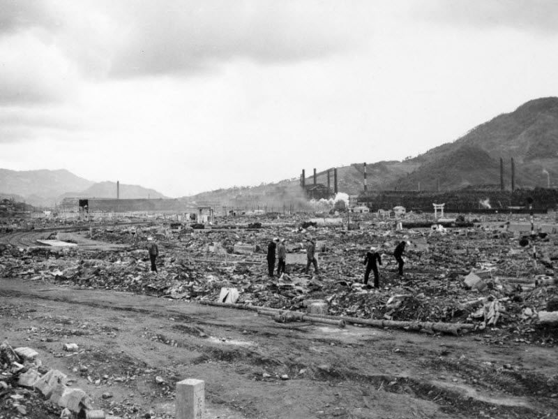 Матросы ВМС США среди развалин в Нагасаки, 4 марта 1946 года.