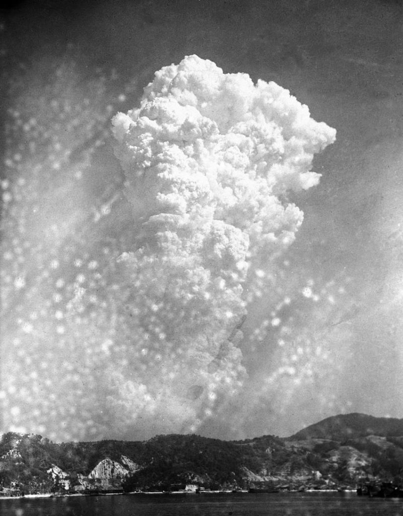 Дым высотой 20000 футов поднимается над Хиросимой 6 августа 1945 года после того, как на неё во время военных действий была сброшена атомная бомба.