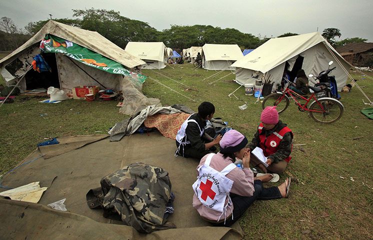 Добровольцы Красного Креста во время перерыва в работе в лагере в Тарлае.