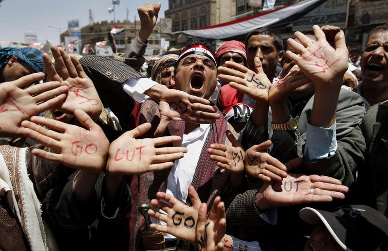 Демонстранты в Сане 3 апреля. (AHMAD GHARABLI/AFP/Getty Images)