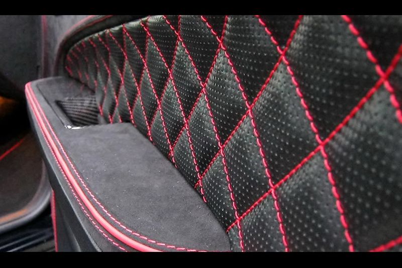 Разумеется среди поклонников Anderson Germany не все толстосумы, которые могут себе позволить купить спорткар дороже 100 000 евро, а иметь настоящий спортивный автомобиль - мечта каждого, именно на таких людей в первую очередь о ориентирован "заряженный" хэтчбек Ford Focus RS. Американский автомобиль получил полный аэродинамический обвес, в который вошел массивный передний бампер с большими воздухозаборниками и нижним спойлером, расширители колесных арок и боковые юбки, видоизмененный задний бампер с огромным диффузором и большим спойлером над стеклом двери багажника. Дополнили новый дизайн обновленной решеткой радиатора и увеличенными колесными дисками, обутыми в спортивную широкую низкопрофильную резину. Как и все авто серии Black Racing Edition, Ford Focus окрасили в четный матовый цвет и разбавили все это контрастной красной краской, ею покрыли обода дисков, суппорта тормозной системы и различные шильдики с буквами RS по кузову. В отделке салона немецкие тюнеры использовали черную кожу, алькантару и все это прострочили красной нитью. Карбоновые накладки заняли свои законные места на центральной консоли, рулевом колесе, рукоятке КПП и ручке ручного тормоза.  Под капотом Ford Focus RS Black Racing Edition остался все тот же 2,5-литровый пятицилиндровый 20-клапанный бензиновый двигатель DOHC, но теперь он работает уже совместно с системой турбонаддува и новым спортивным выхлопом. В результате мощность мотора повысилась с 305 лошадиных сил до 420 лошадей, а максимальный крутящий момент превысил 500 Нм. Скоростные характеристики авто пока не были объявлены, но в любом случае они будут намного лучше тех, что имеет серийный автомобиль (разгон до 100 км/ч за 5,9 секунды и максимальная скорость 263 км/ч).  Конечно же после такого серьезного тюнинга Ford Focus RS не приблизится даже к серийным суперкарам Ferrari 458 Italia и Audi R8 V10, однако теперь он стал полноценным спортивным автомобилем по вполне приемлемой для европейских потребителей цене.