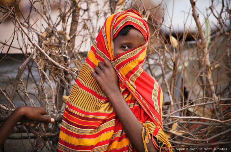 6. Сомалийская девушка прячет лицо в лагере Дагахали в Дадаабе, в северо-восточной провинции Кении. 5 июня 2009 года.