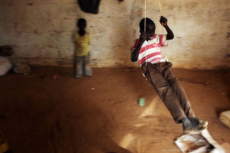 15. Ребёнок катается на качелях у одного из домов в Дадаабе, Кения.