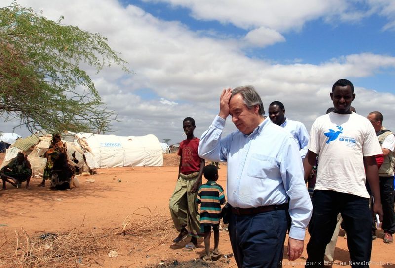 21. Комиссар ООН по делам беженцев Антонио Гуттерес осматривает лагерь Дагахали в Дадаабе, недалеко от границы Сомали и Кении. 3 апреля 2011 года.