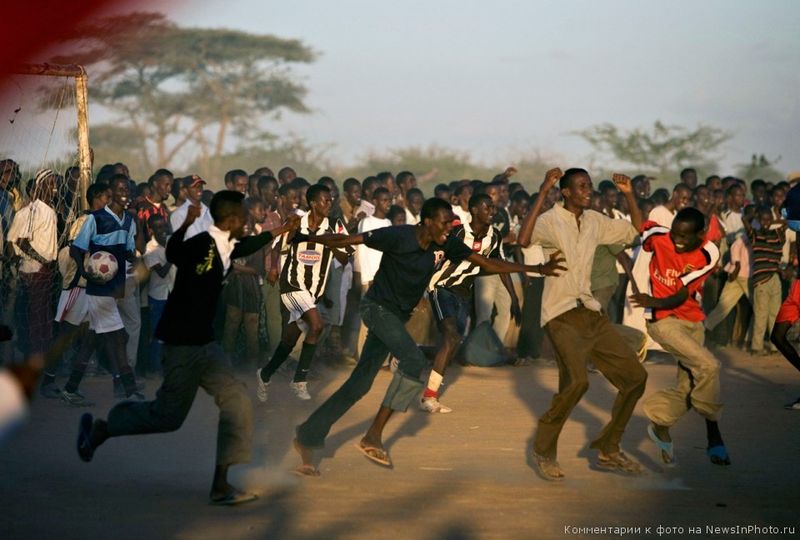 27. Сомалийские беженцы бегут по футбольному полю, отмечая забитый гол в матче между двумя командами беженцев в лагере Дагахали, Дадааб. 5 июня 2009 года.