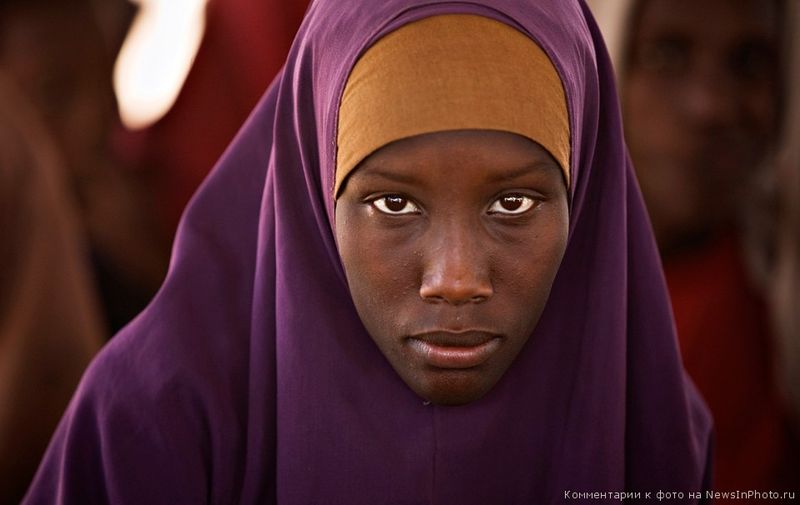 32. Сомалийская беженка ожидает регистрации в офисе Управления Верховного комиссариата ООН по делам беженцев в лагере Дагахали, Дадааб. 3 июня 2009 года.