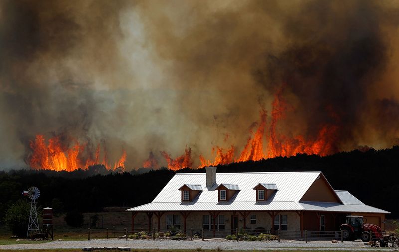 Домик на фоне лесного пожара в Строуне 19 апреля. (Tom Pennington/Getty Images)