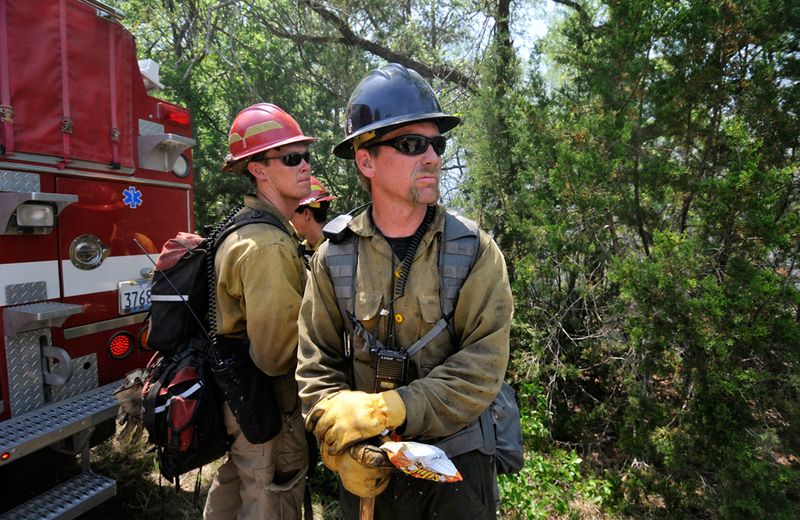 Ти Хансен (слева) и Кори Мартин из пожарного департамента Санта-Клара в штате Юта борются с лесными пожарами в Пало Пинто Каунти 18 апреля. (AP Photo/Fort Worth Star-Telegram/ Max Faulkner)