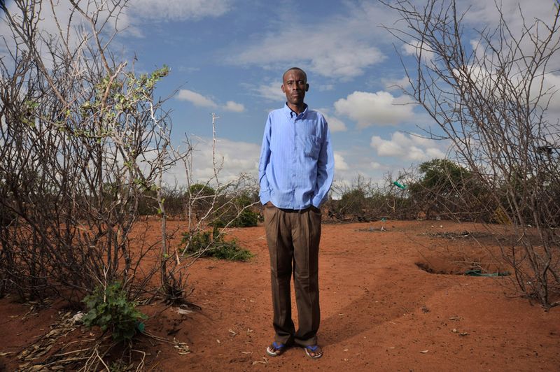 5. На этой фотографии, сделанной 4 ноября 2009 года в Дадаабе, сомалиец Салад Дахир. Он утверждает, что был завербован в войска наемников, которых обучает кенийская армия. По сведениям, полученным от дезертиров, чиновников, семей рекрутов и дипломатов, на территории Кении тысячи людей, включая детей, тайно вербуются и тренируются для войны с исламскими боевиками из соседней Сомали. Большинство завербованных живут в переполненных лагерях для беженцев. Кенийские националисты – этнические сомалийцы – также живут неподалеку. (AP Photo/Riccardo Gangale)