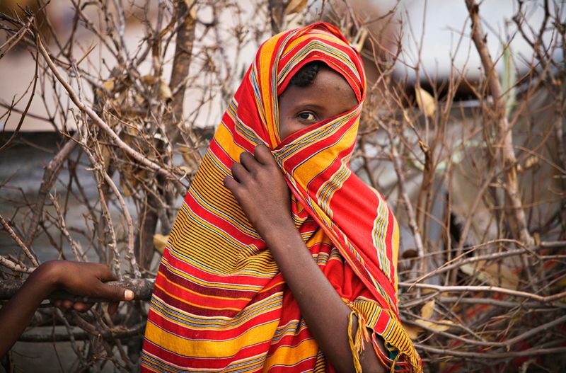 6. Сомалийская беженка прячет лицо в лагере Дагахали в Дадаабе 5 июня 2009 года. (Reuters/Finbarr O'Reilly)