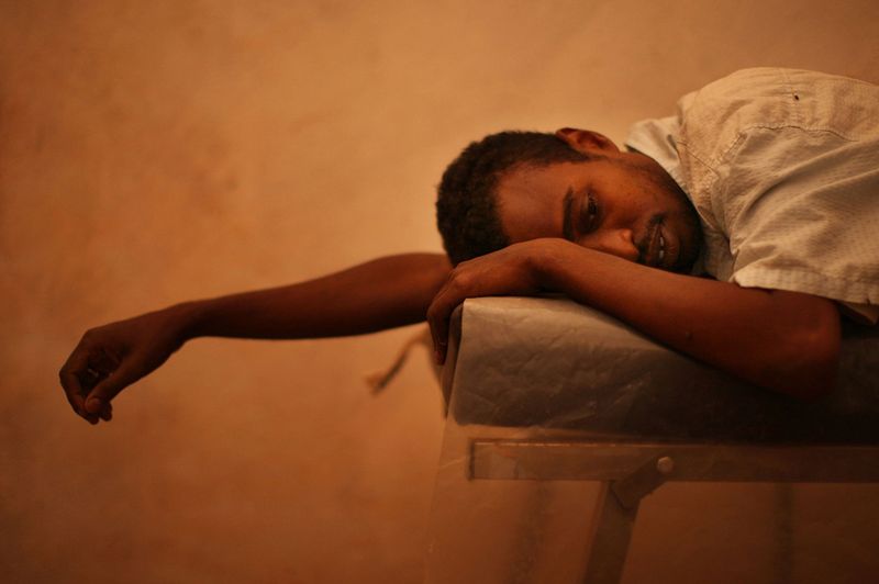 24. Мужчина, получивший пулевое ранение в Сомали лежит на кушетке медпункта миссии «Врачи без границ» в Дадаабе, Кения. (Spencer Platt/Getty Images)