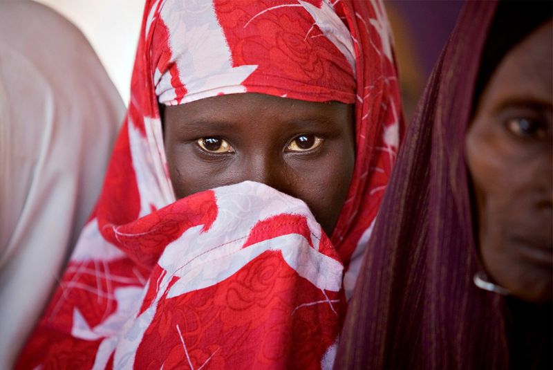 28. Сомалийские беженцы ожидают регистрации в офисе Управления Верховного комиссариата ООН по делам беженцев в лагере Дагахали в Дадаабе на северо-востоке Кении, 3 июня 2009 года. (Reuters/Finbarr O'Reilly)