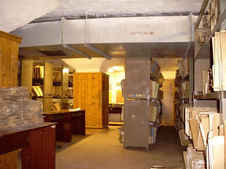 04. Вот архивное фото. Это бомбоубежище, в случае чего здесь могли укрыться до 1000 человек. В этом зале была библиотека.