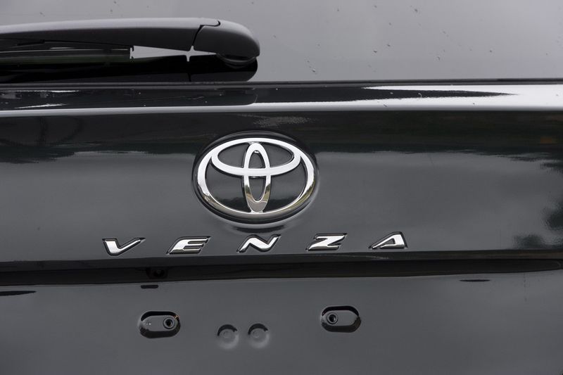 Первые снимки обновленного кроссовера Toyota Venza (35 фото+видео)