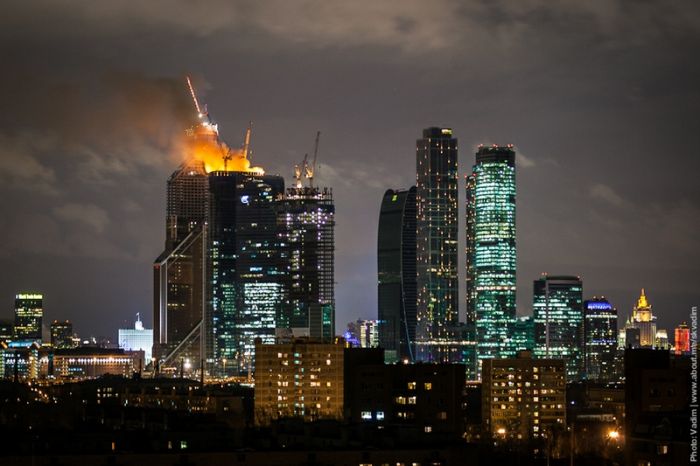 Загорелся небоскреб столичного комплекса Москва-Сити (21 фото + 2 видео)