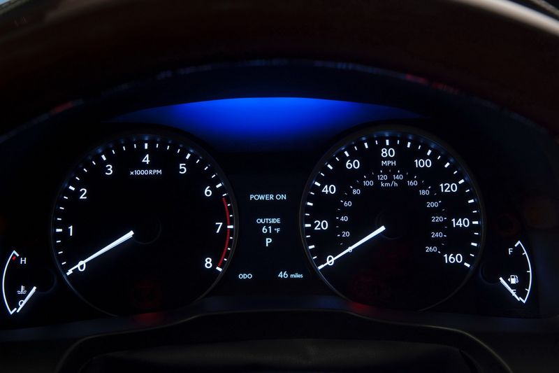 Lexus ES получил новую гибридную силовую установку (42 фото+видео)