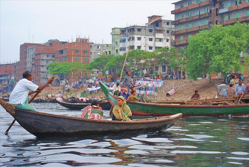 Дакка: жизнь на реке как адский ад (Бангладеш) (29 фото)