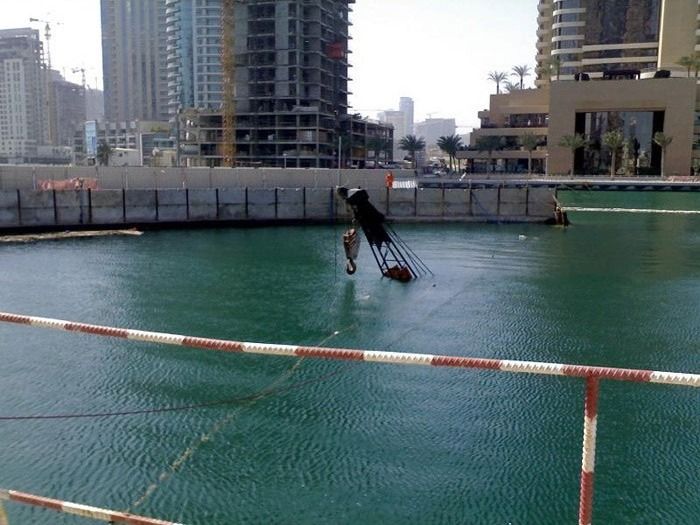 В Дубае строили небоскреб, а получился бассейн (4 фото)