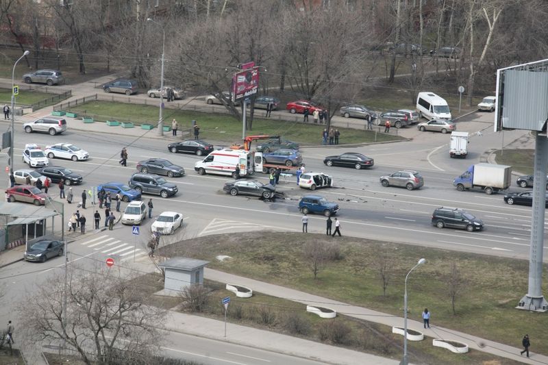 Серьезная лобовая авария на Кутузовском (28 фото+2 видео)