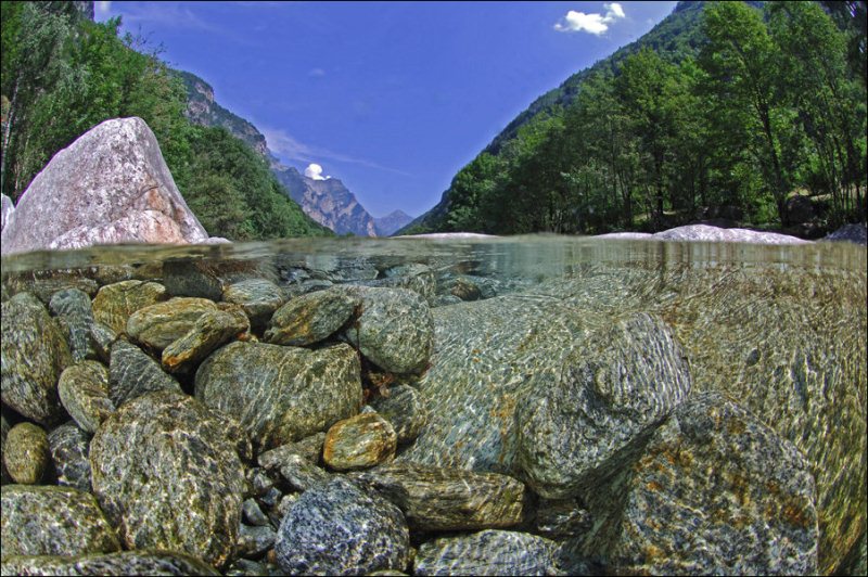 Прозрачные воды реки Верзаска (12 фото)