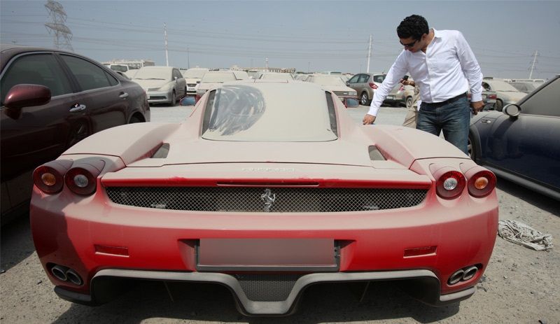 Брошенный в ОАЭ Ferrari Enzo продадут на аукционе (8 фото)