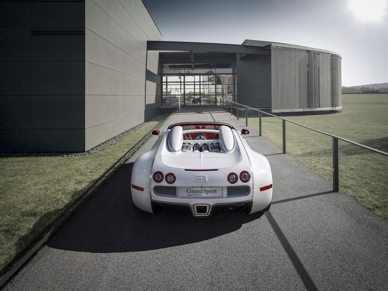 Компания Bugatti представила новую модель Wei Long 2012 (10 фото)