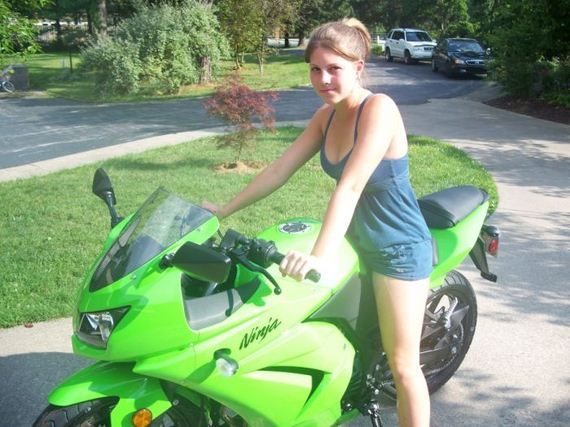 Красивые девушки и мотоциклы (20 фото)