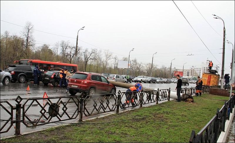 Падение столба на проезжую часть в Казани (7 фото)