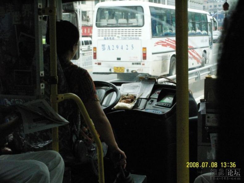 Обед водителя автобуса в Китае (4 фото)