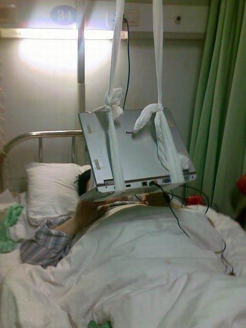 С ноутбуком в больнице (5 фото)