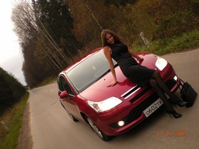 Русские девушки на не русских машинах (50 фото)