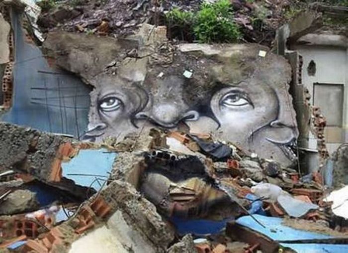 Непривычные граффити в Бразилии (13 фото)